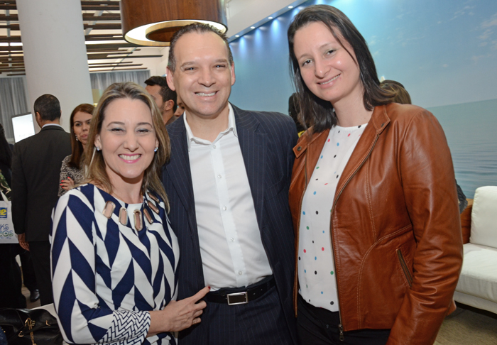 Vicente Pereira Brasil, da CVC, com sua esposa Vanessa Ferrari, e Graziela Moreira, da Flytour