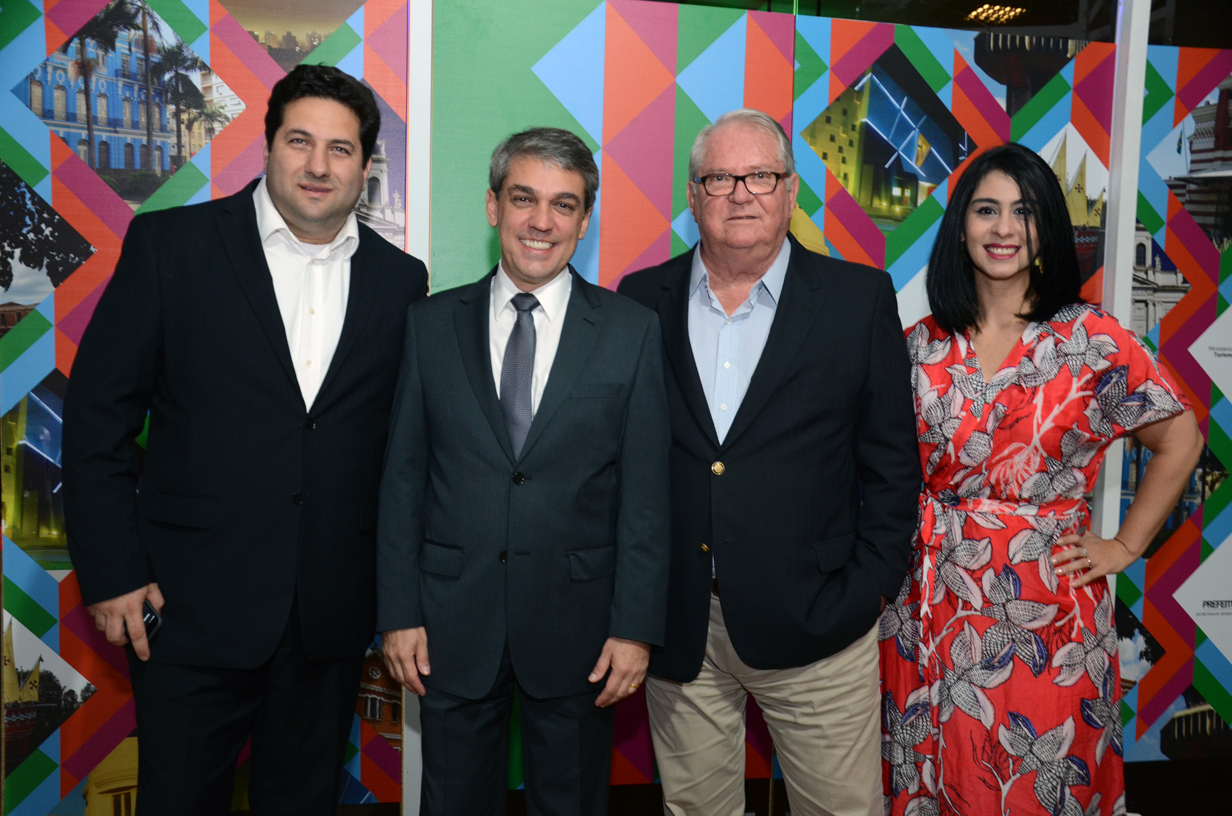 Vitor Bauab, Roy Taylor e Luciana Fernandes, do M&E, com Fernando Santos , do M&E