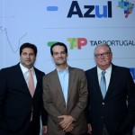 Vitor Bauab, do M&E, Antonoaldo Neves, presidente  da Azul, e Roy Taylor, do M&E