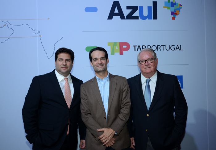 Vitor Bauab, do M&E, Antonoaldo Neves, presidente  da Azul, e Roy Taylor, do M&E
