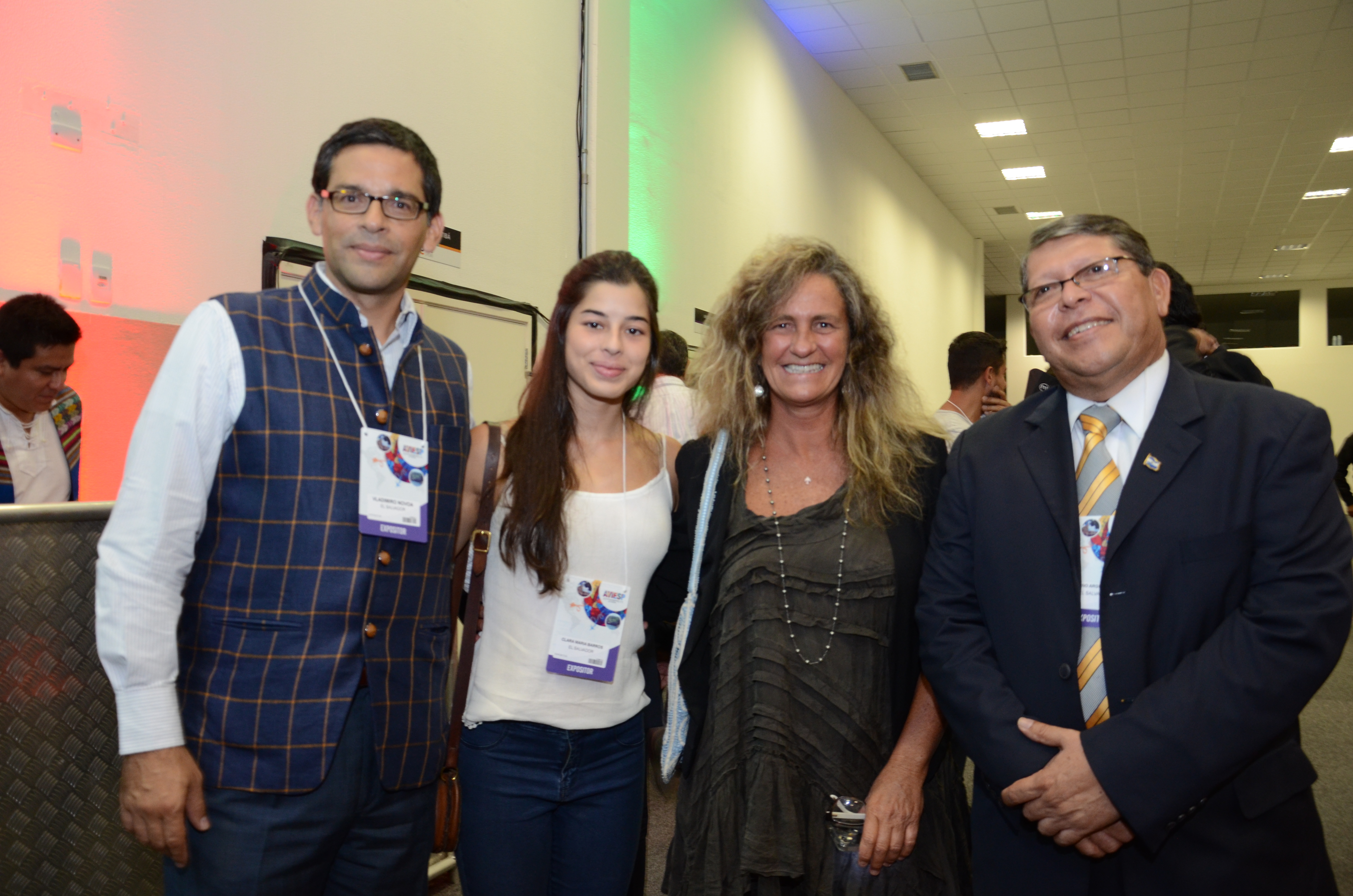 Vladimiro Villalta, Clara Barros e Abelino Argueta Lazo, da República de El Salvador, com Mari Masgrau, do M&E
