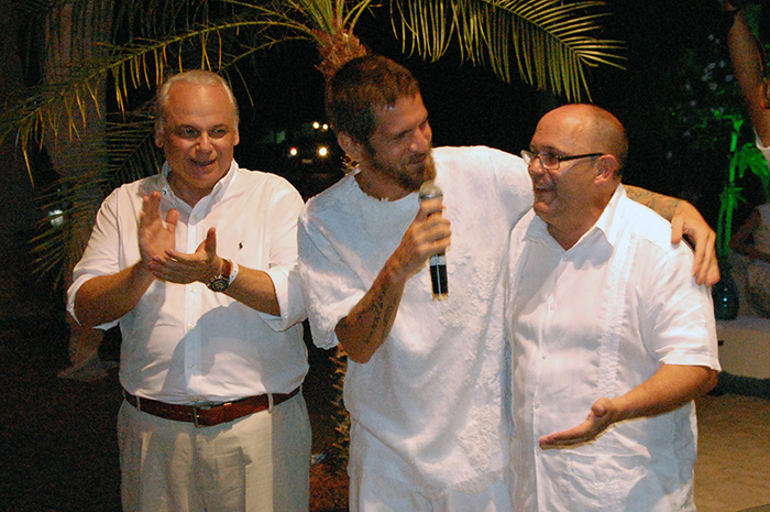 Cantor Saulo com Orlando Gligio e David Malagelada, diretores da Iberostar