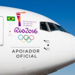 Detalhe da adesivagem na parte frontal da aeronave