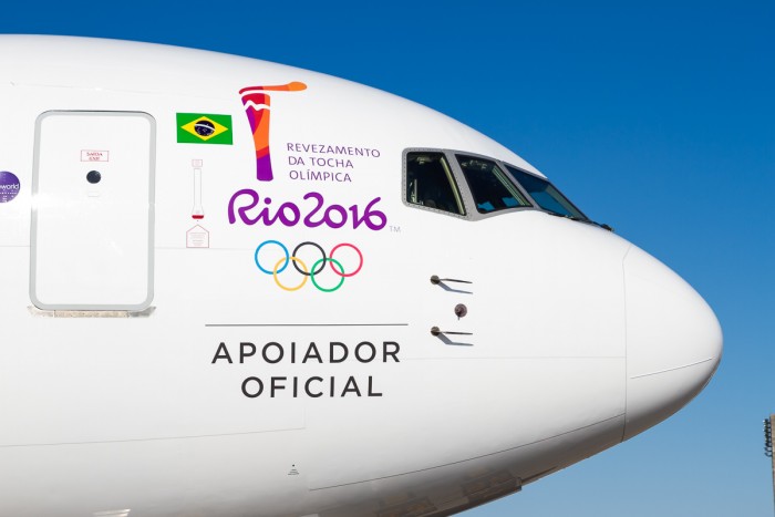 Detalhe da adesivagem na parte frontal da aeronave