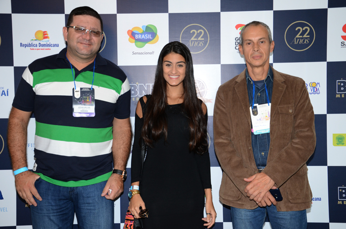 Adriano Moller, da Sono Center, com Bruna Montag e Alberto Torales, do Celeiro das Águas Branca