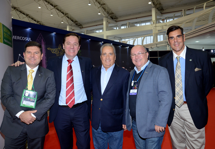 Agnaldo dos Santos, da Setur Itajaí, Edson Dias, prefeito de Balneário de Camboriú, Jandir Belini, prefeito de Itajaí, Helio Dagnoni, da Setur de Camboriú, e Marcos Lomanto, da Embratur