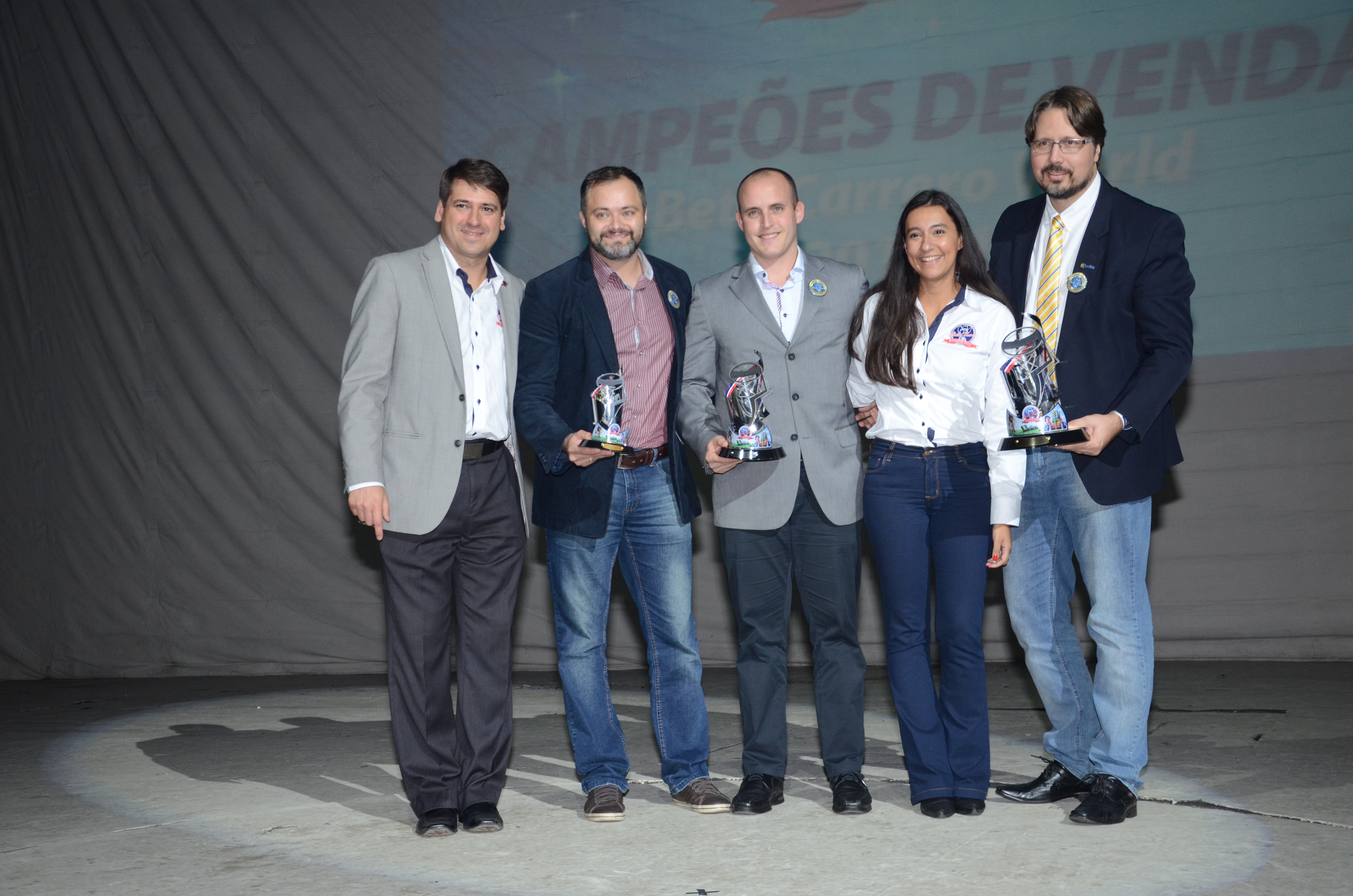 Operadores campeões: Alex Bonareti, do Beto Carrero World, Alan de França, da Azul Viagens, Marcos Pessuto, da Flytour, Rafaela Marques, do Beto Carrero, e Marcelo Adams, da Cativa Operadora