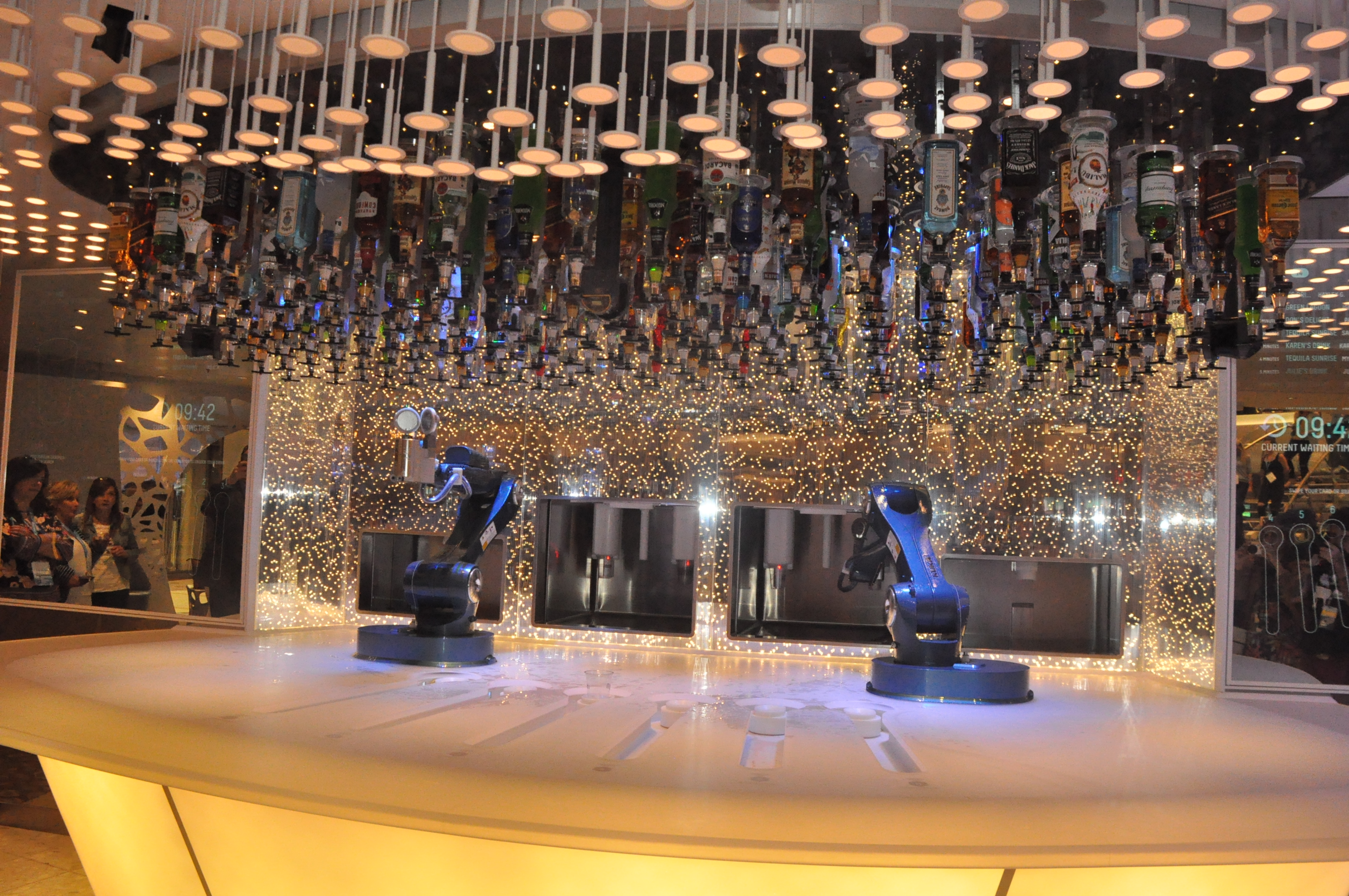 Bionic Bar chama a atenção pelos robôs, aqui, eles é que servem os clientes Bionic Bar chama a atenção pelos robôs, aqui, eles é que servem os clientes