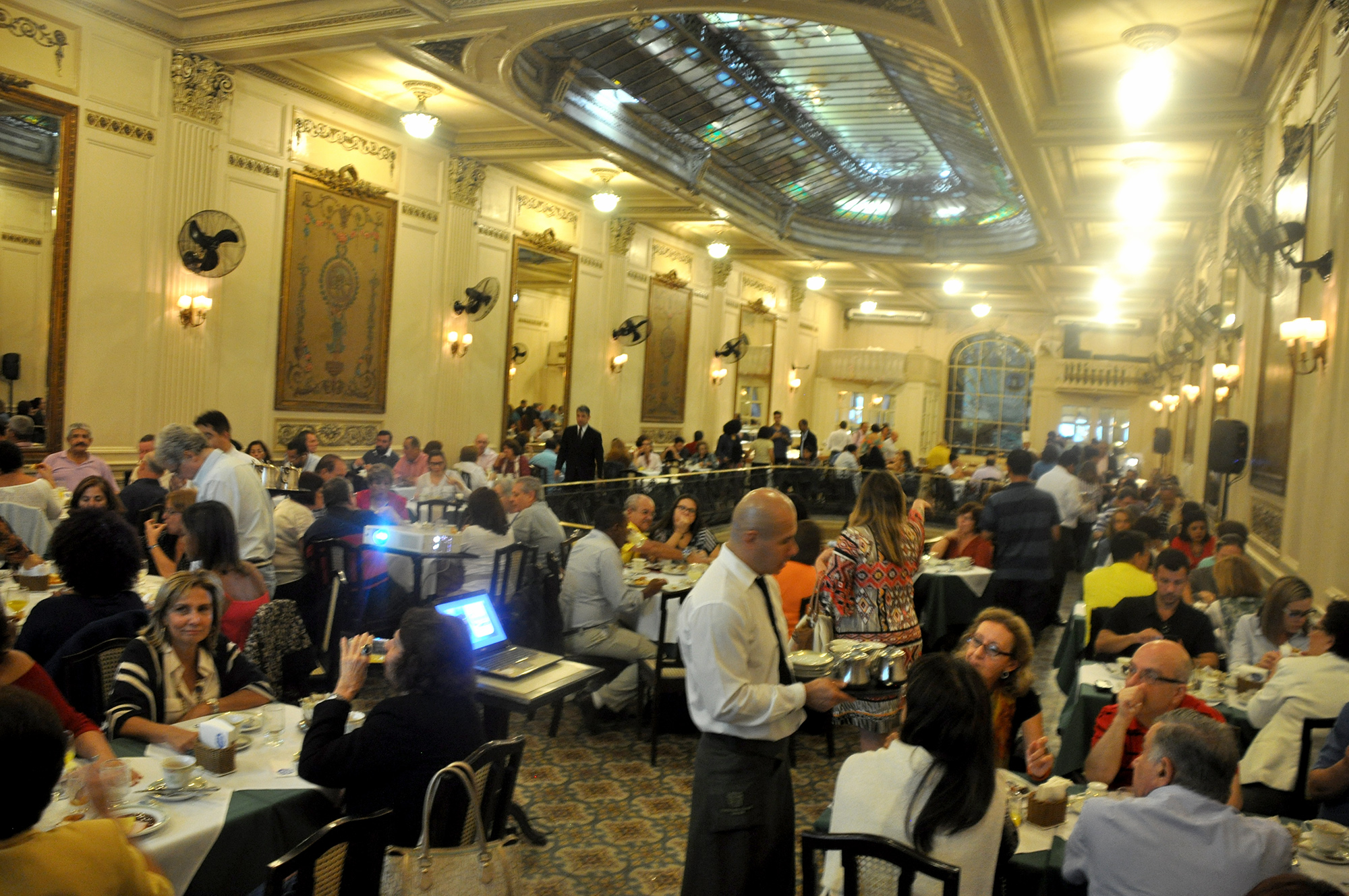 Cerca de 200 profissionais lotaram o segundo andar da Confeitaria Colombo Cerca de 200 profissionais lotaram o segundo andar da Confeitaria Colombo