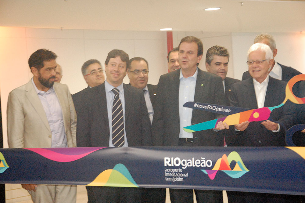 Corte da fita com autoridades Corte da fita com autoridades