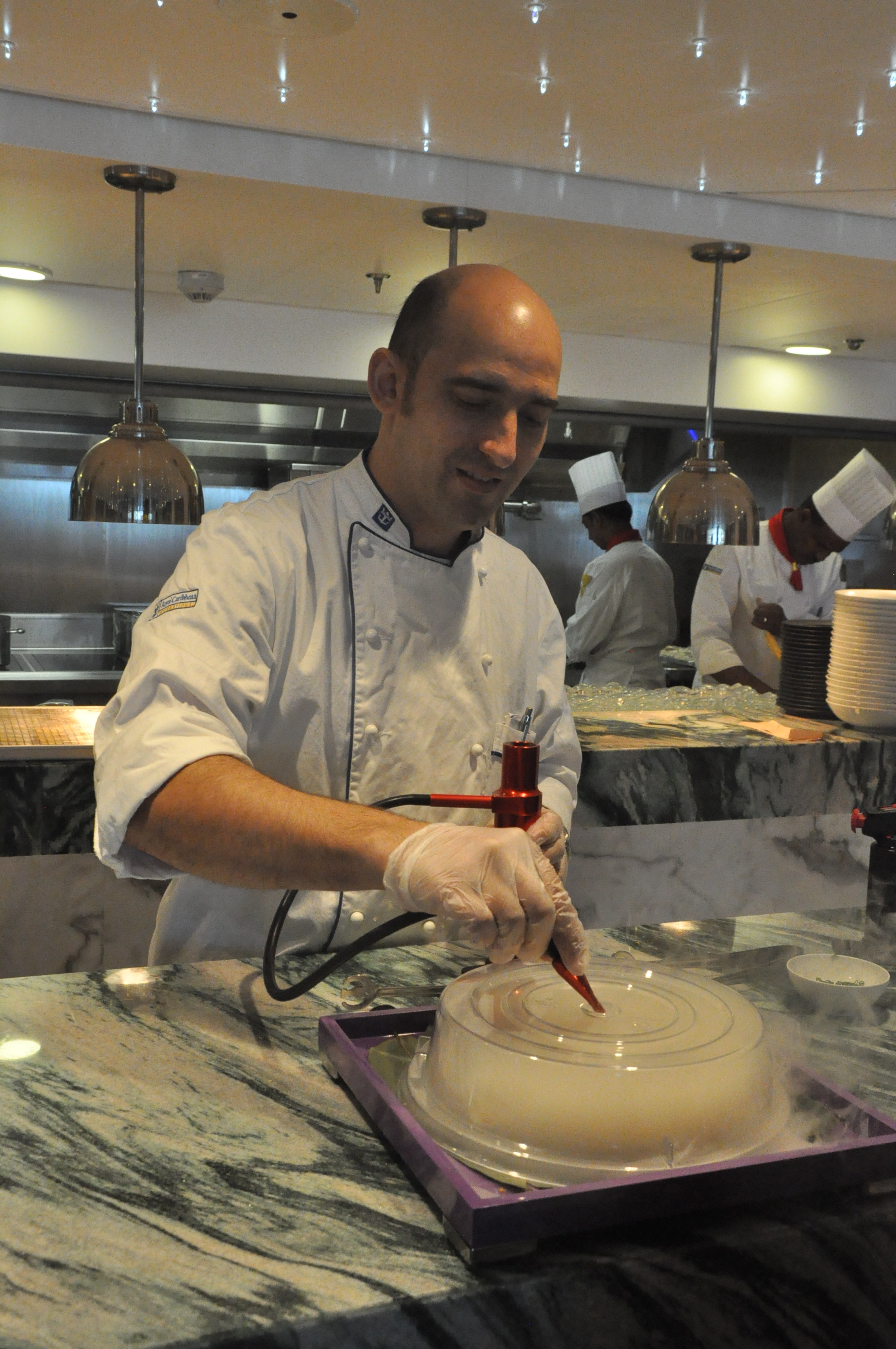O chef venezuelano Allan Gentile preparando as especialidades o Wonderland