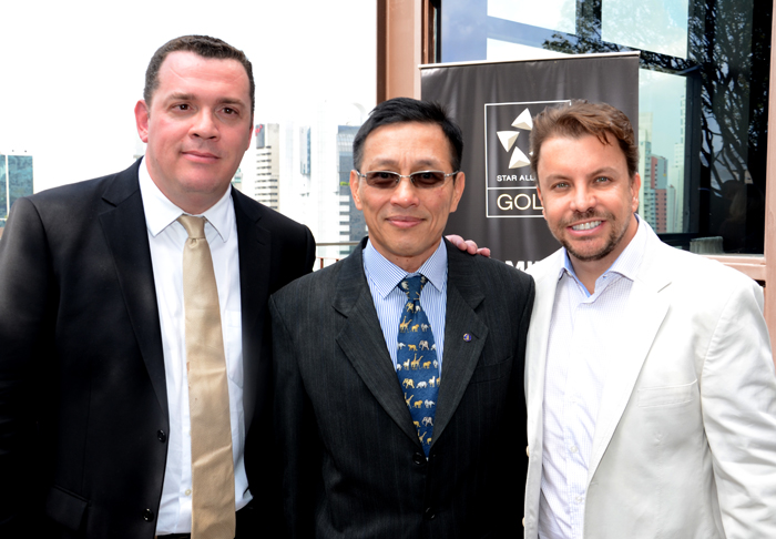 Douglas Camargo e Tm Wang, da Singapore Airlines, e André Henry, da TC World