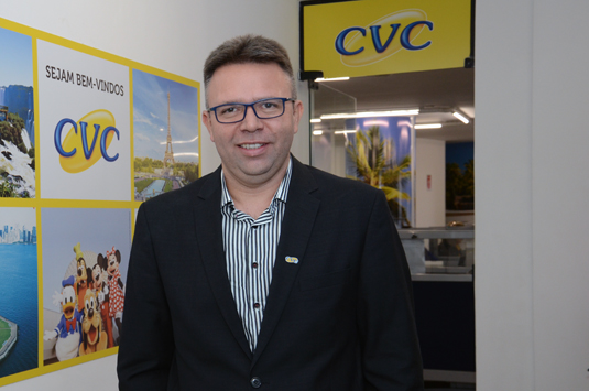 Douglas Silva é o gerente de Vendas das filiais 900 e 901, é ele quem toma conta de todo o dia-a-dia dessa que é a maior base da CVC no país