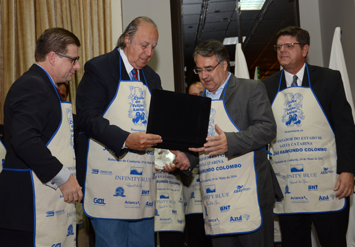 Eduardo Loch e Michel Tuma Ness entregam homenagem do Clube do Feijão Amigo ao governador de SC, João Raimundo Colombo