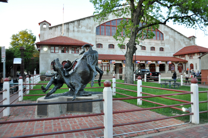 Entrada do Cowtown Coliseum