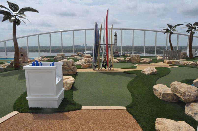 Esapço temático da área de esportes, com pequenos buracos de golf Esapço temático da área de esportes, com pequenos buracos de golf