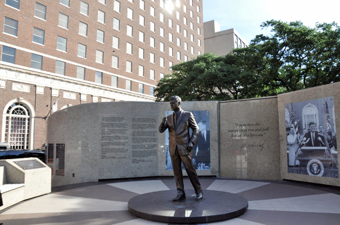 Fort Worth - Monumento em homenagem a John Kennedy, que passou sua última noite na cidade