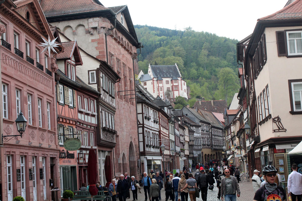 Grande fluxo de turistas em Miltenberg Grande fluxo de turistas em Miltenberg
