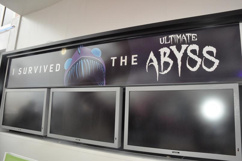 Gritos são ouvidos enquanto os corajosos descem no Ultimate Abyss, maior escorrega dos mares Gritos são ouvidos enquanto os corajosos descem no Ultimate Abyss, maior escorrega dos mares