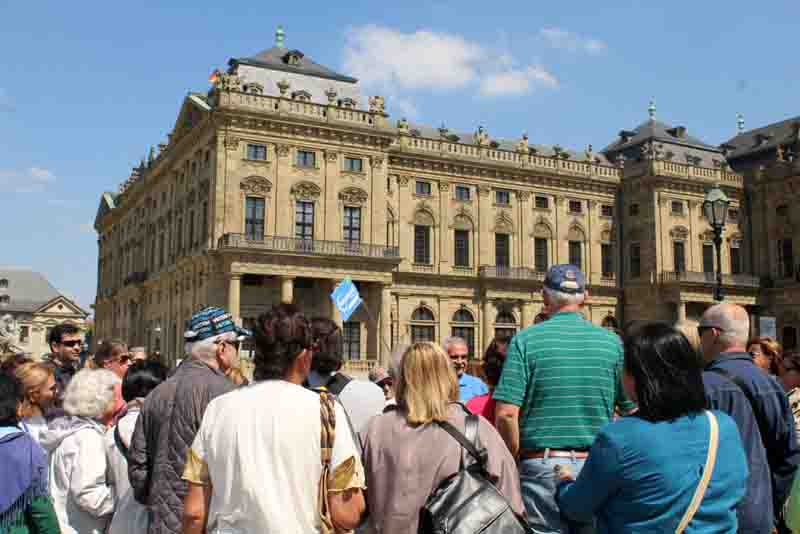 Grupo da Transmundi frente ao palacio real