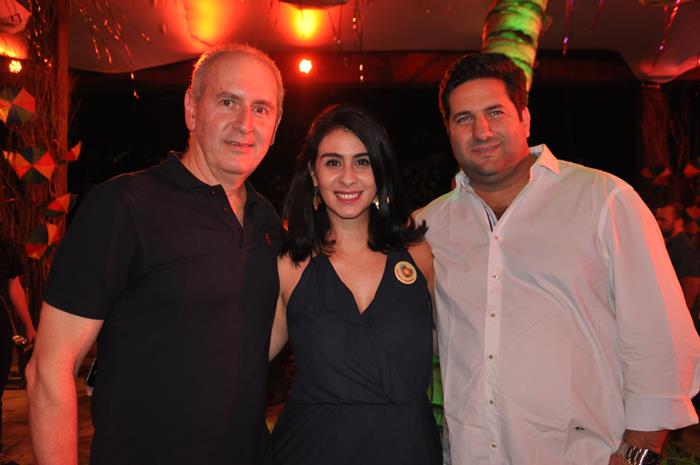 John Davies, do Nanai, com Luciana Fernandes e Vitor Baub, do M&E