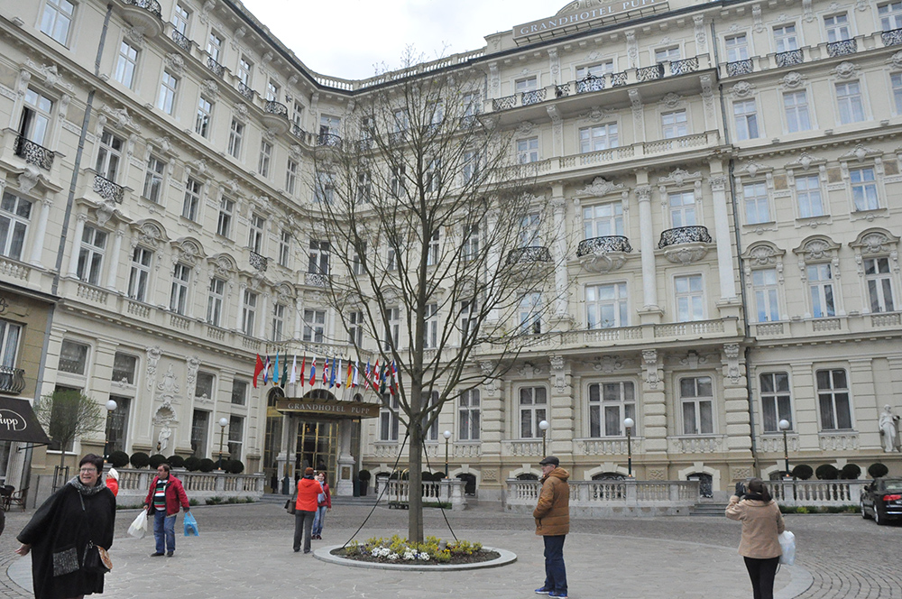 KARLOVY VARY - Grandhotel Pupp, que hospeda personalidades da história e celebridades de Hollywood com frequência, além de servir de locação para filmagens KARLOVY VARY - Grandhotel Pupp, que hospeda personalidades da história e celebridades de Hollywood com frequência, além de servir de locação para filmagens
