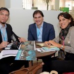 Lucas Paracha e Ernesto Draque, da Arakur Ushuaia Resort & Spa, com Helena Adnet, da Adnet Slow Travel