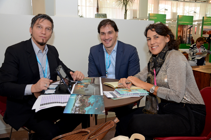 Lucas Paracha e Ernesto Draque, da Arakur Ushuaia Resort & Spa, com Helena Adnet, da Adnet Slow Travel Lucas Paracha e Ernesto Draque, da Arakur Ushuaia Resort & Spa, com Helena Adnet, da Adnet Slow Travel