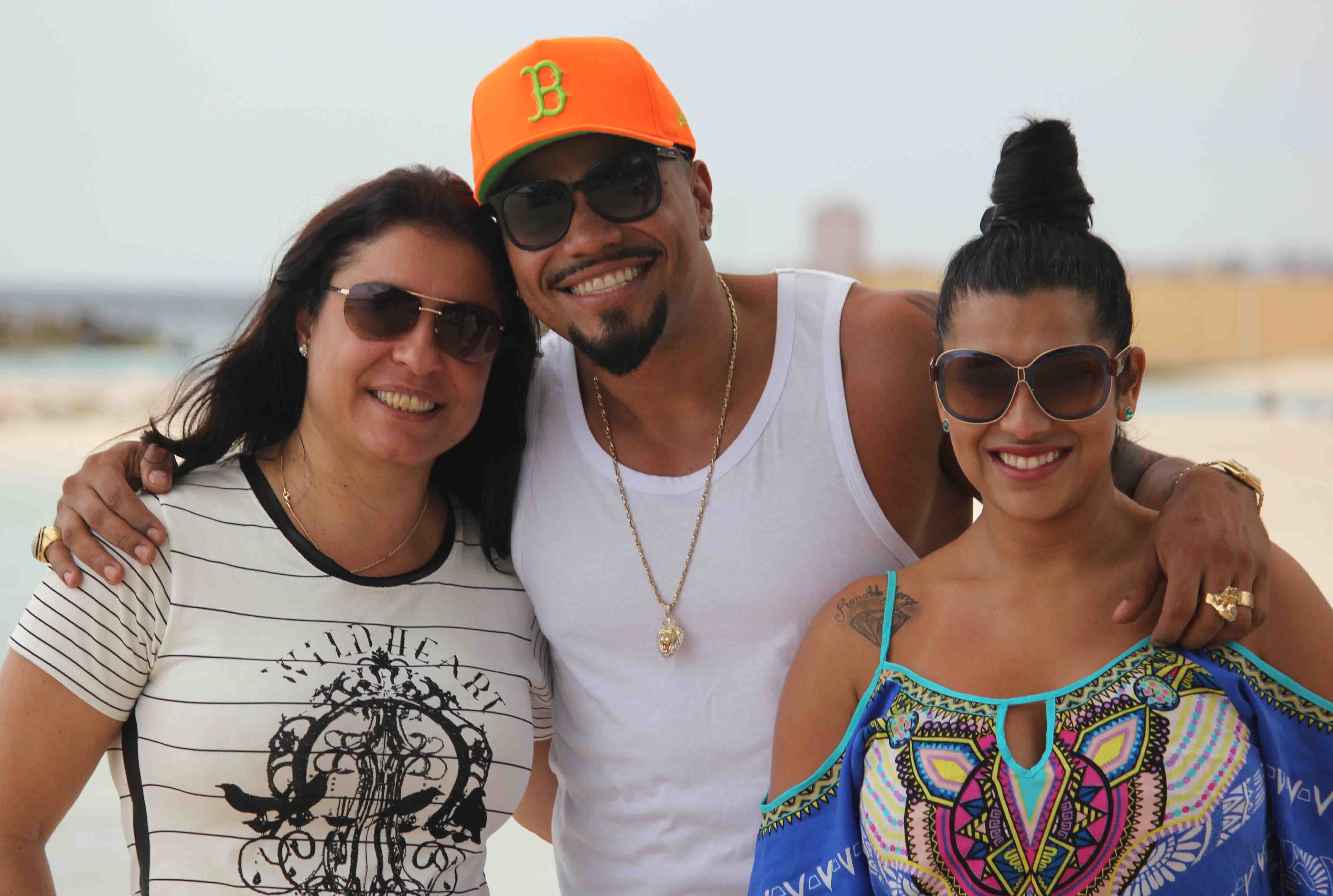 Luciana Longo, da Avianca juntinho com o cantor Naldo Benny e a ex-funkeira Ellen Cardoso