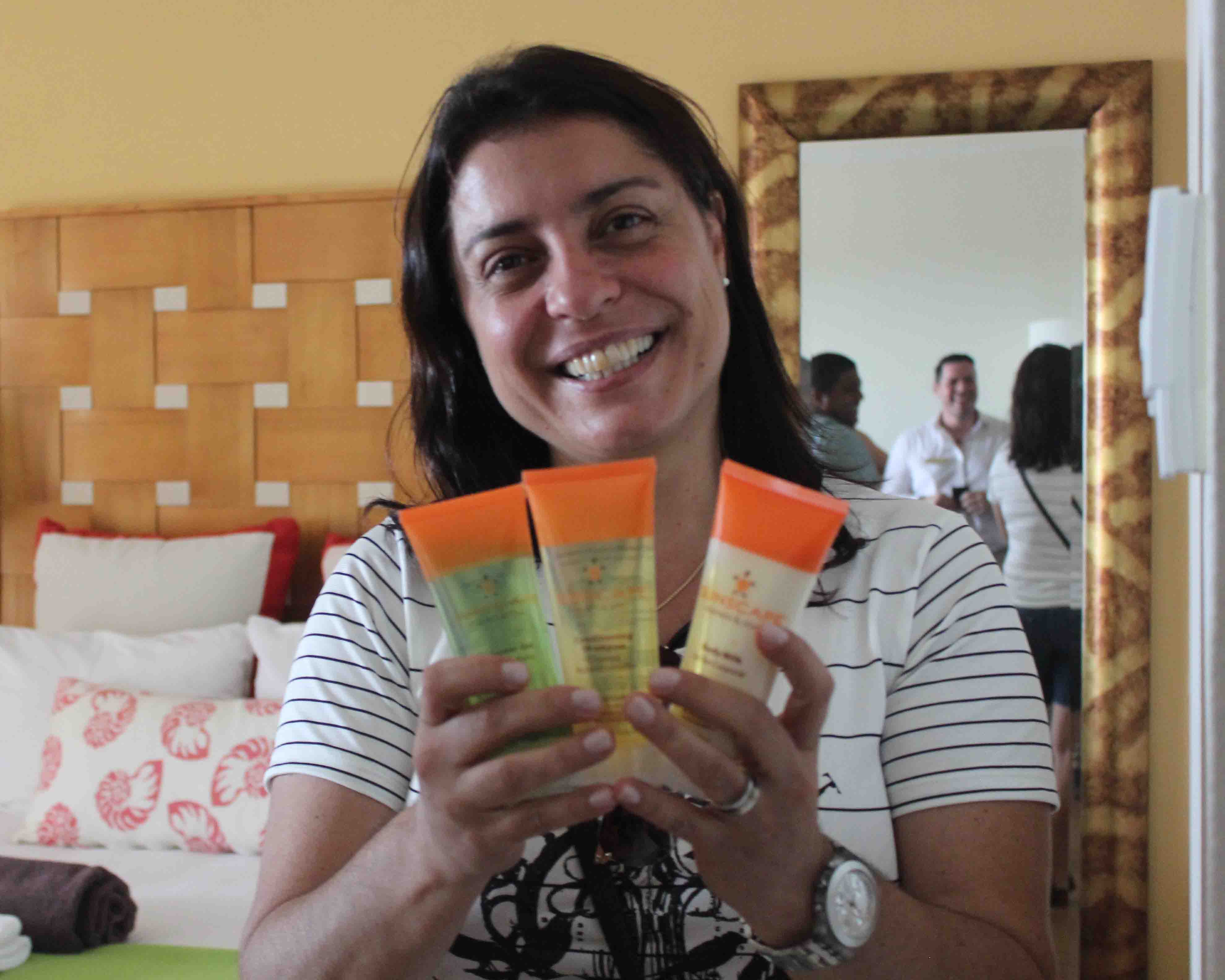 Luciana Longo exibe os amenities que ganhou no Sunscape Curaçao
