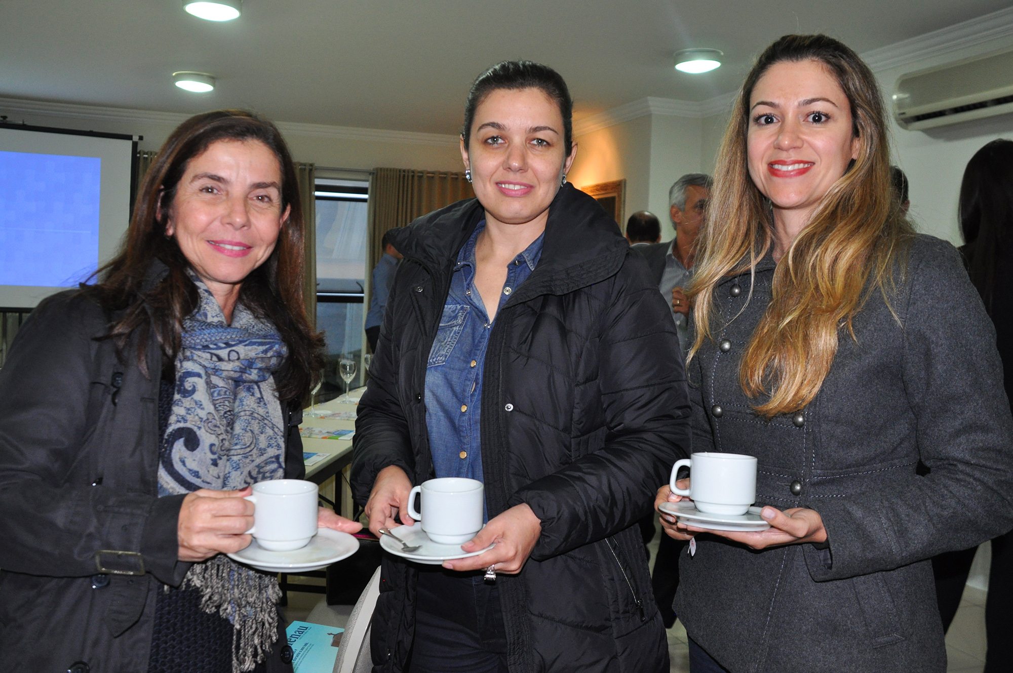 Luisa Borda e Sandra Cristina Niewow, da Setur Blumenau, com Luciana Vargas, da Setur de Balneário Camboriú Luisa Borda e Sandra Cristina Niewow, da Setur Blumenau, com Luciana Vargas, da Setur de Balneário Camboriú