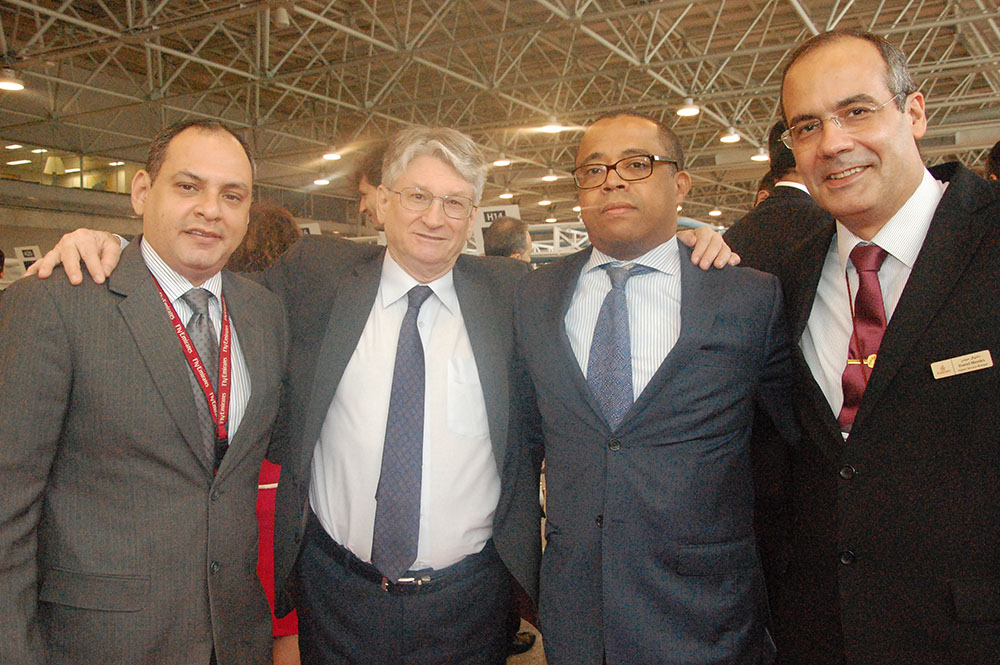 Miguel Andrade, da Transmundi com Marcelo Abreu, Stephane Perard e Daniel Mendes, da Emirates Miguel Andrade, da Transmundi com Marcelo Abreu, Stephane Perard e Daniel Mendes, da Emirates
