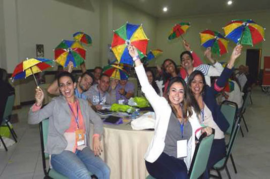 Momento de descontração da equipe de Vendas durante apresentação da Empetur Momento de descontração da equipe de Vendas durante apresentação da Empetur