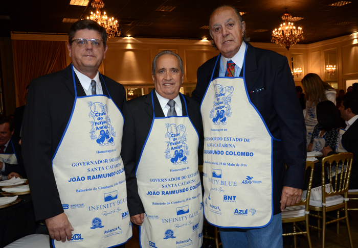 Mário Lobo Filho, do Sindetur-SC, Jandir Berlini, prefeito de Itajaí, e Michel Tuma Ness, da Fenactur e Clube do Feijão Amigo