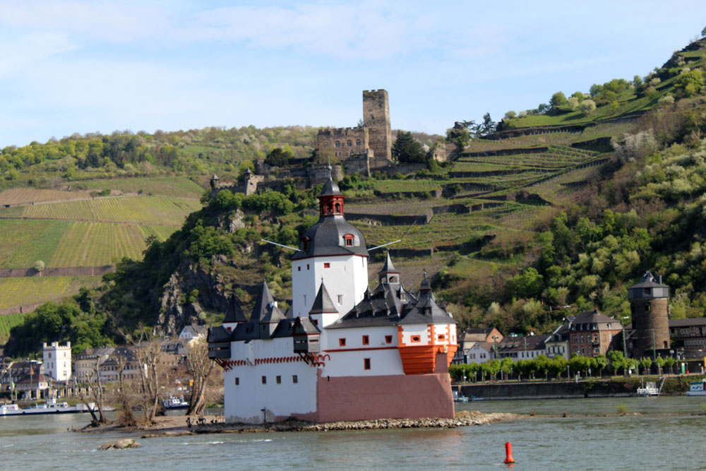 No meio do rio Reno a construção em forma de castelo funcionava como alfândega No meio do rio Reno a construção em forma de castelo funcionava como alfândega