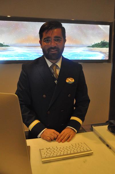 O carioca Rislei Furtado, que trabalha como Senior Guest Service Offcier no navio