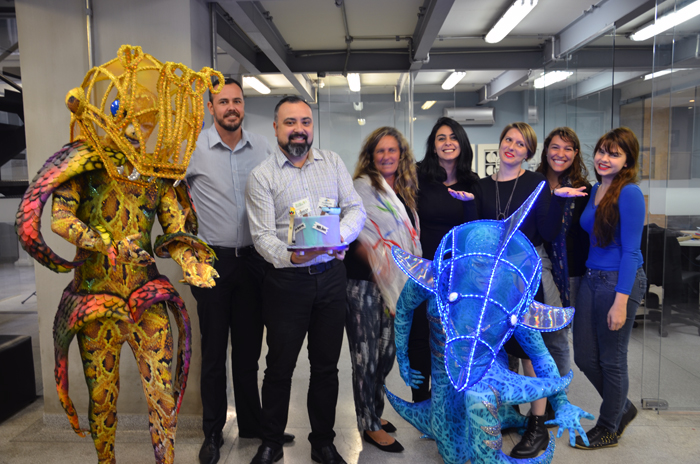 Parte da equipe do M&E com os personagens Parte da equipe do M&E com os personagens