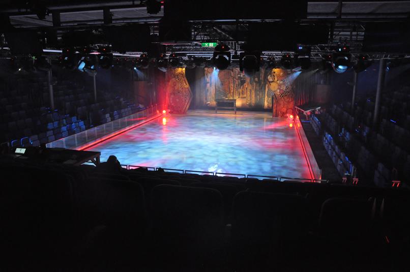 Pista de patinação no gelo, onde ocorrem shows no período noturno