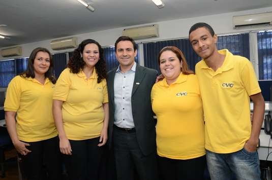 Rogério Mendes com a equipe de Help Desk Sueli, Viviane, Tatiane e Felipe, eles recebem diariamente mais de 400 ligações de agências
