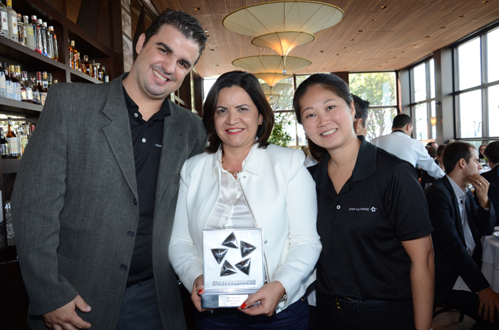 Soely Oliveira, da BCD Travel, entre César Floreste e Fumi Kageyama, da ANA