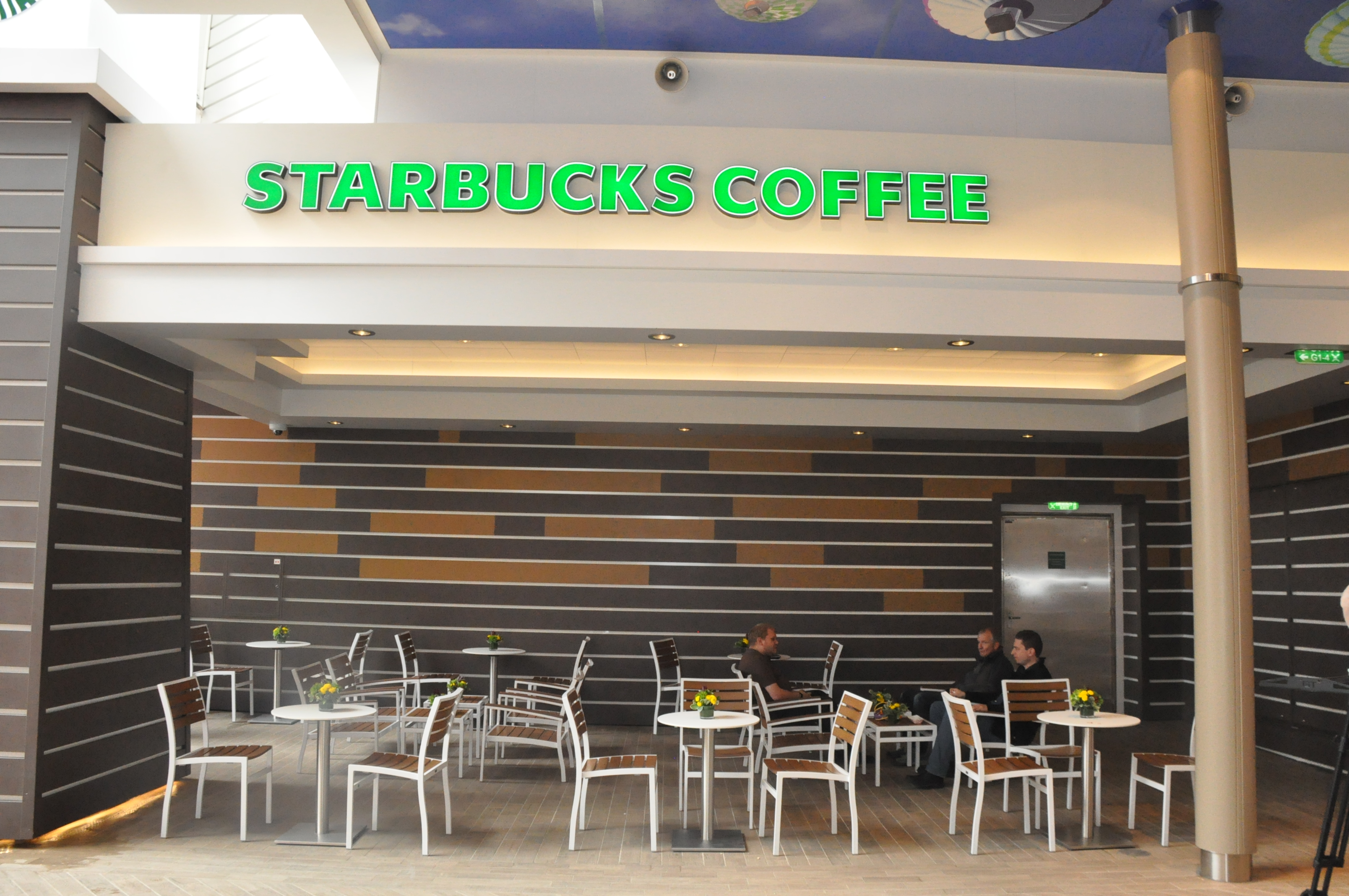 Starbucks dentro do Harmony of the Seas Starbucks dentro do Harmony of the Seas