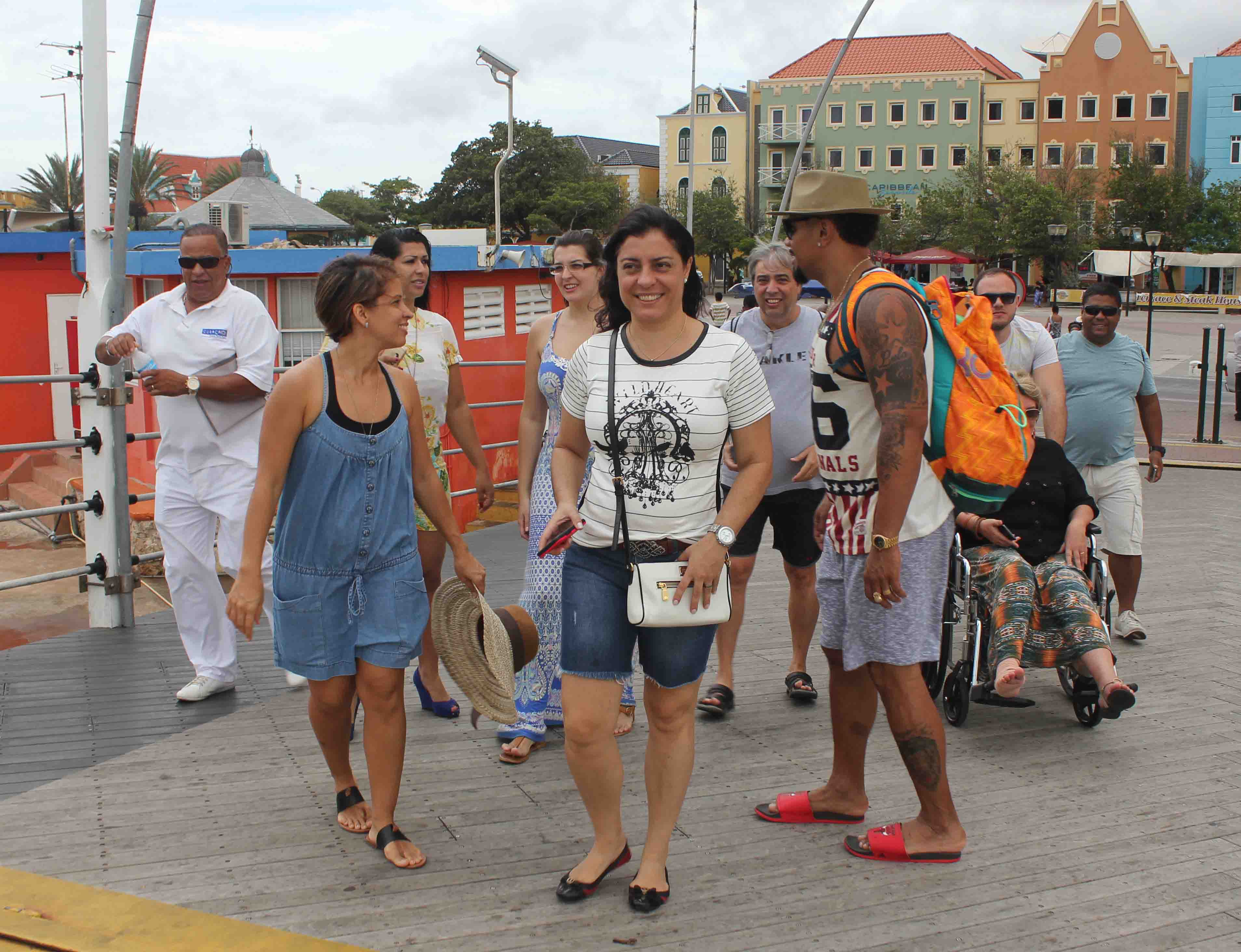 Trade passeia pela ponte Ema, cartão posta de Curaçao ao lado do casal Naldo e Ellen