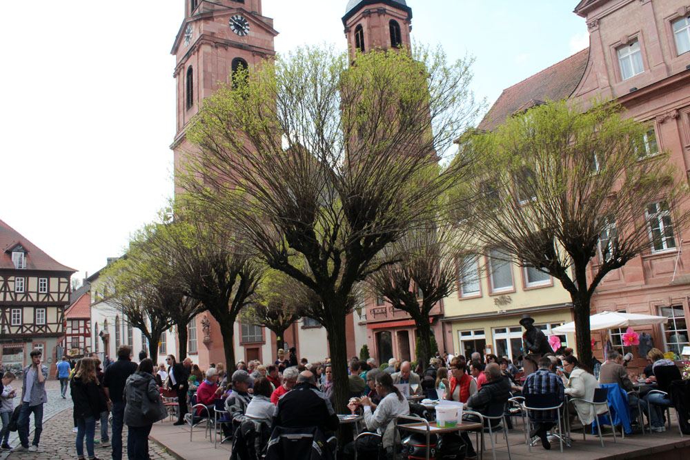 Turistas desfrutam do clima acolhedor de Miltenberg Turistas desfrutam do clima acolhedor de Miltenberg