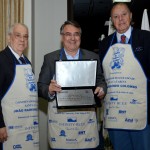 Vitor Daniel e Michel Tuma Ness, do Clube do Feijão Amigo, com o governador João Raimundo Colombo