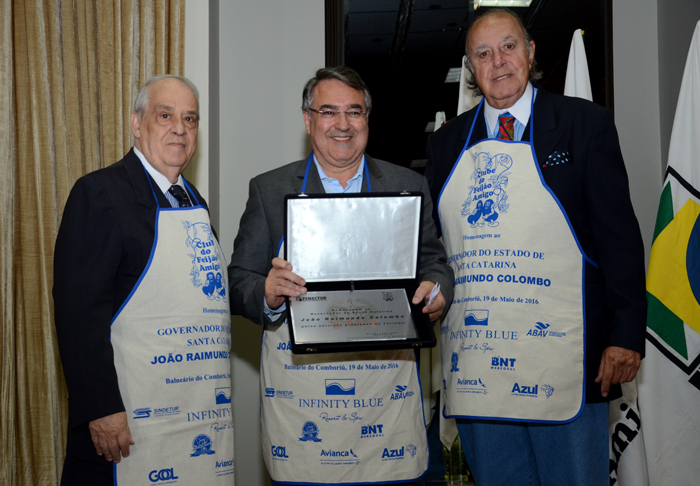 Vitor Daniel e Michel Tuma Ness, do Clube do Feijão Amigo, com o governador João Raimundo Colombo