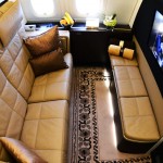 Sofá de couro e TV de 32 polegadas para relaxar durante a viagem