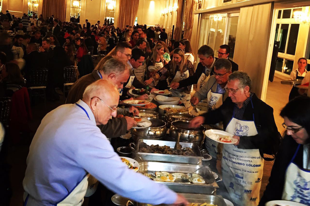 Cerca de 500 pessoas participaram do jantar