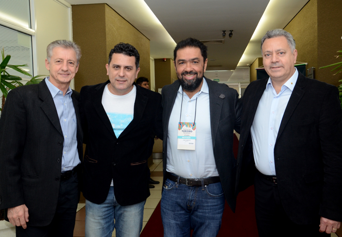 Altino Voltolini, do ICVB, Gilmar Piolla, da Itaipu, José Parente, presidente da Embratur, e Carlos Antônio da Silva, da Sindhotéis Altino Voltolini, do ICVB, Gilmar Piolla, da Itaipu, José Parente, presidente da Embratur, e Carlos Antônio da Silva, da Sindhotéis