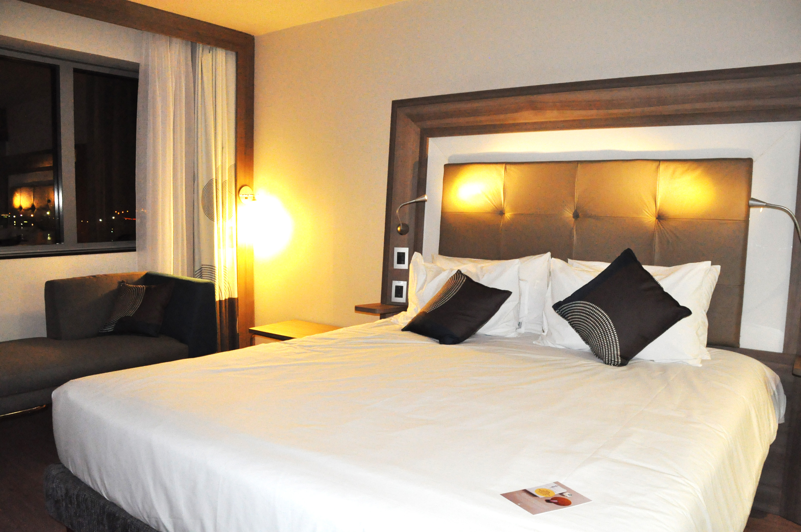 Cama bem conhecida da rede Novotel no quarto Executive Room
