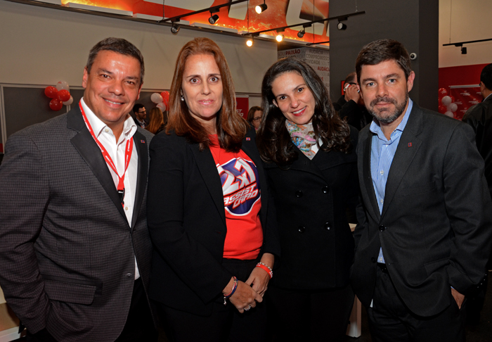 Cleiton Feijó, Juliana Bellio e Alexandre Camargo, da Assist Card, com Cinthia Moura, da Maiorca Turismo Cleiton Feijó, Juliana Bellio e Alexandre Camargo, da Assist Card, com Cinthia Moura, da Maiorca Turismo